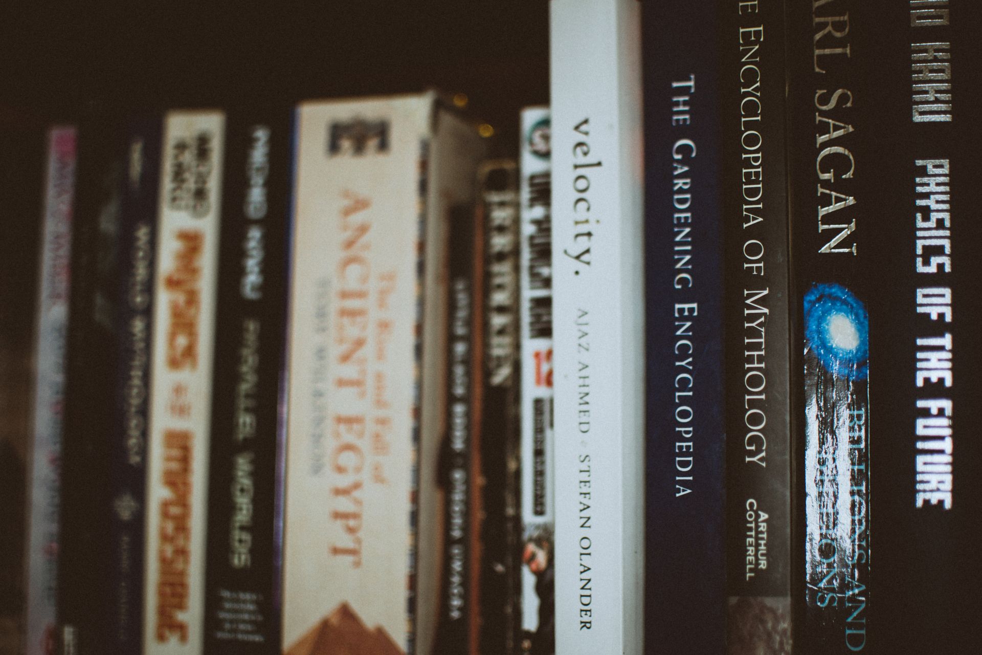 Lomos de libros de ciencia en un estante