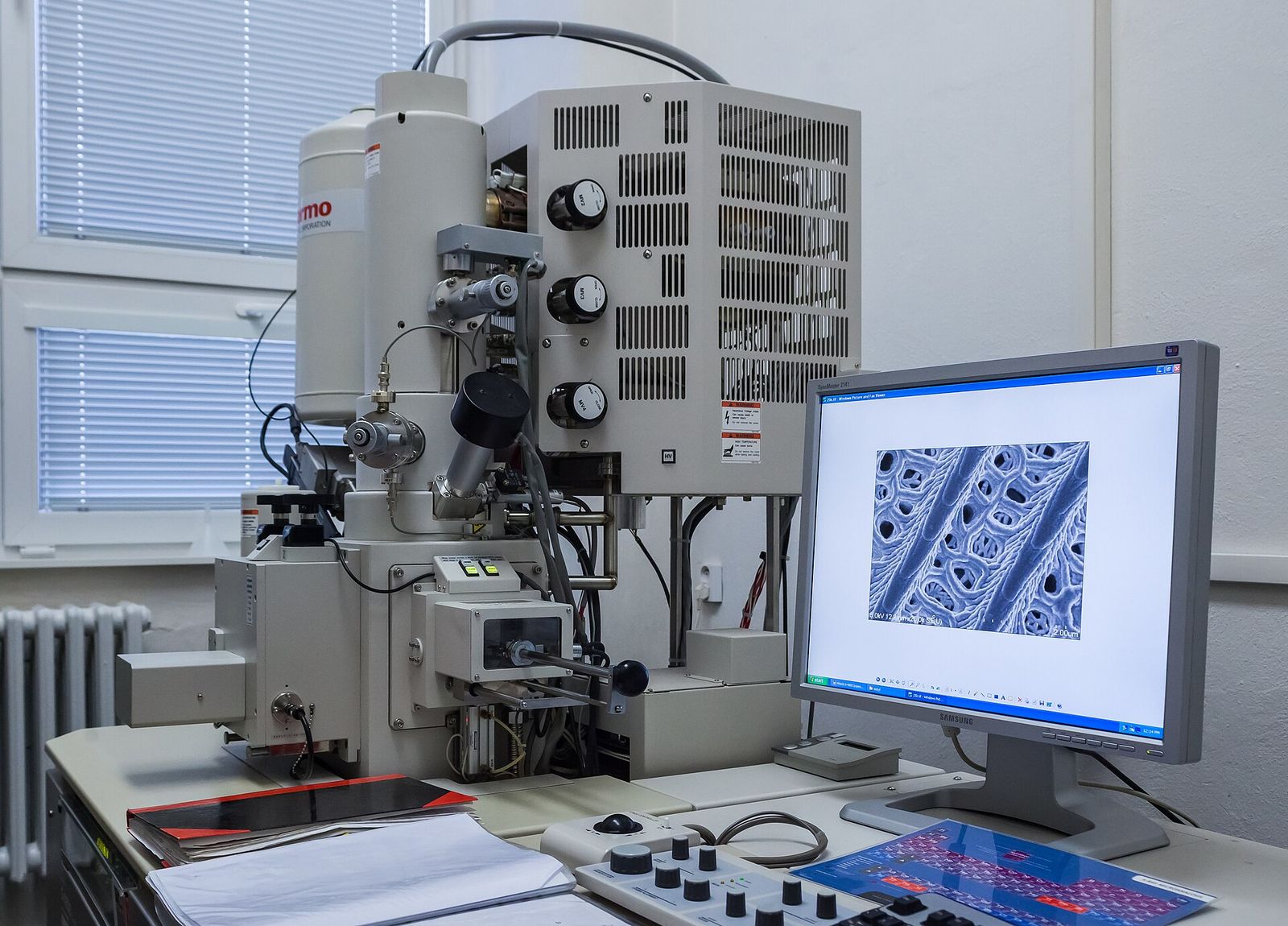 Microscopio electrónico de barrido con una micrografía en pantalla