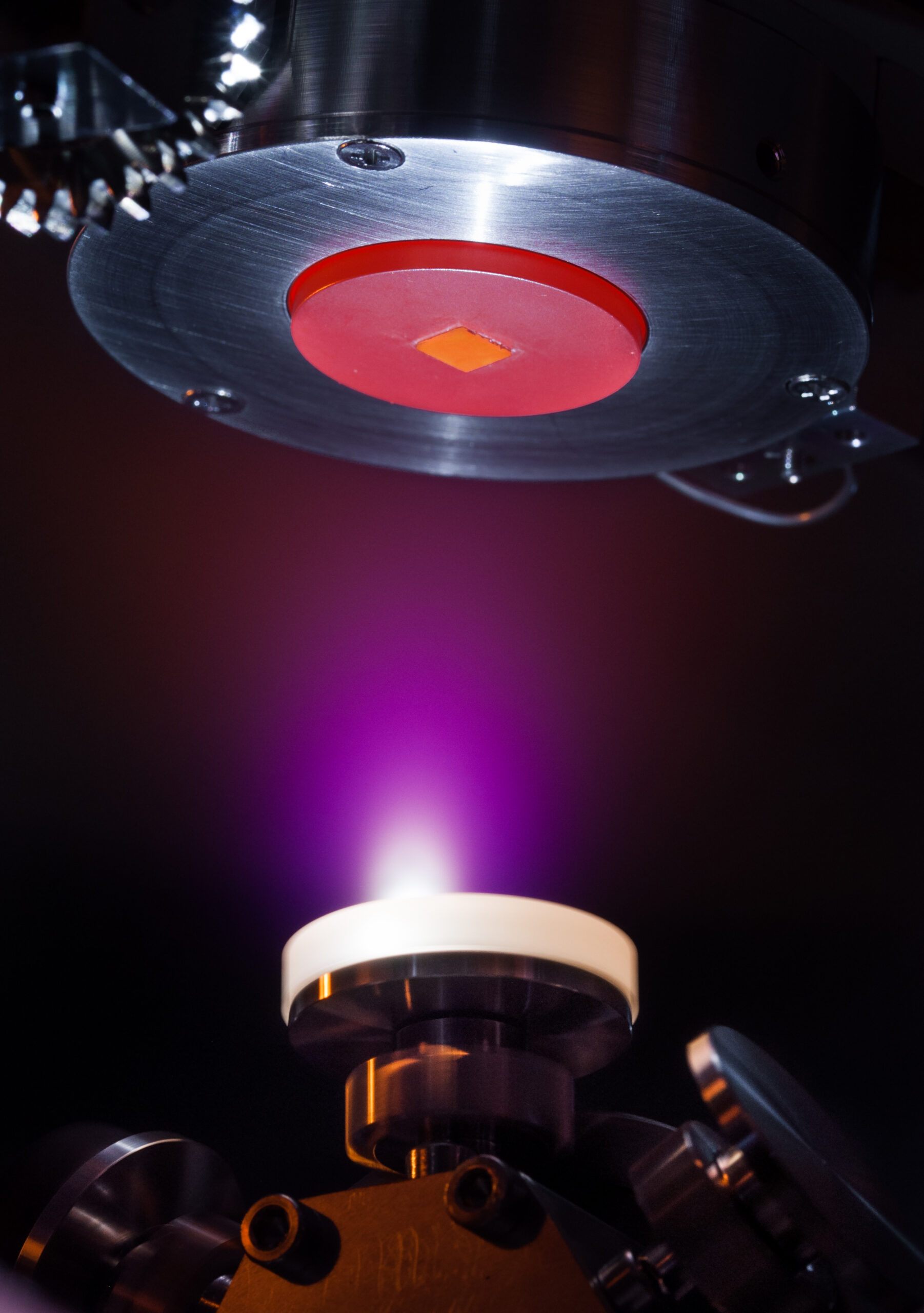 Pluma de plasma durante la ablación láser de un blanco de alúmina