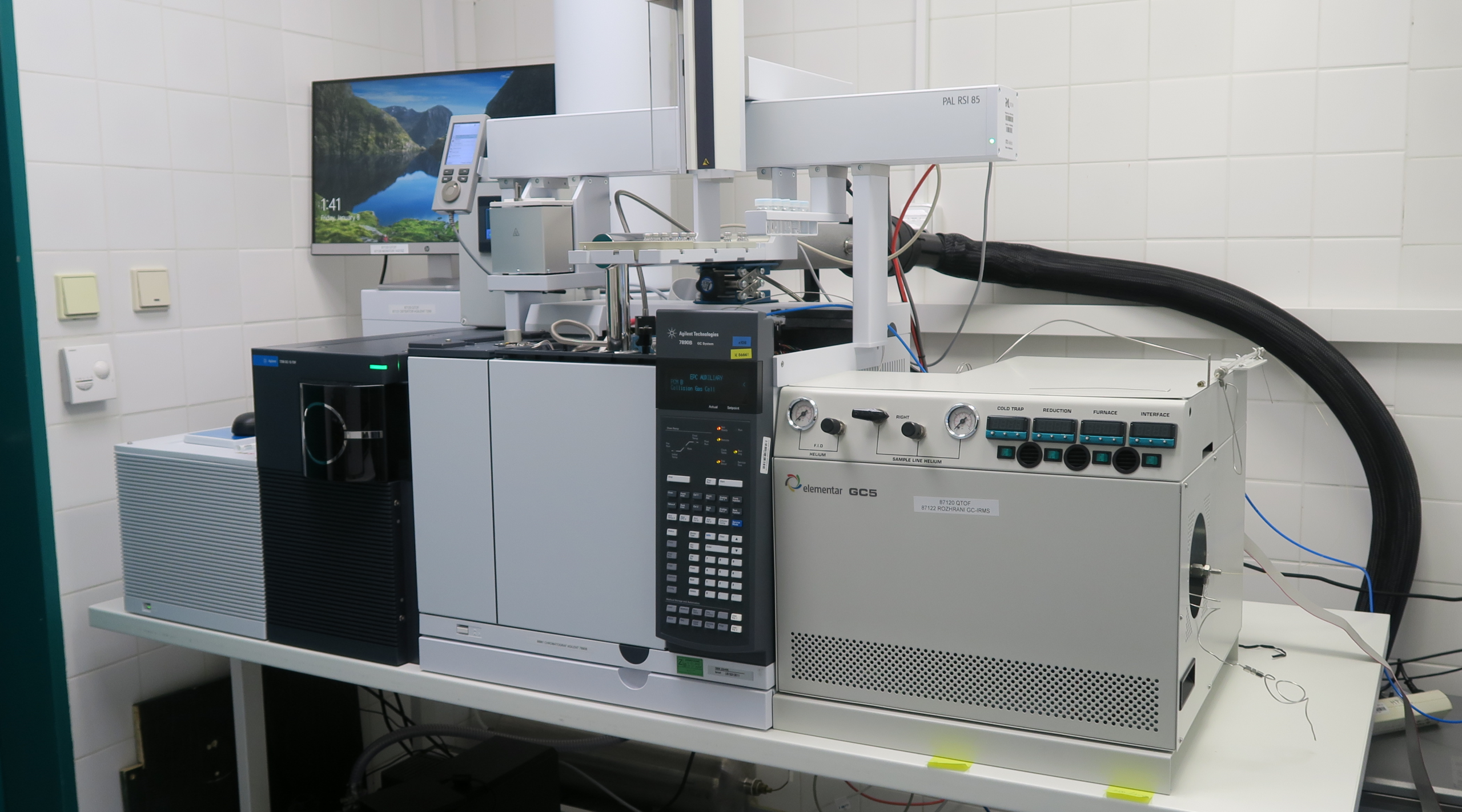 Cromatógrafo de gases acoplado a espectrómetro de masas para el análisis de productos de reacción
