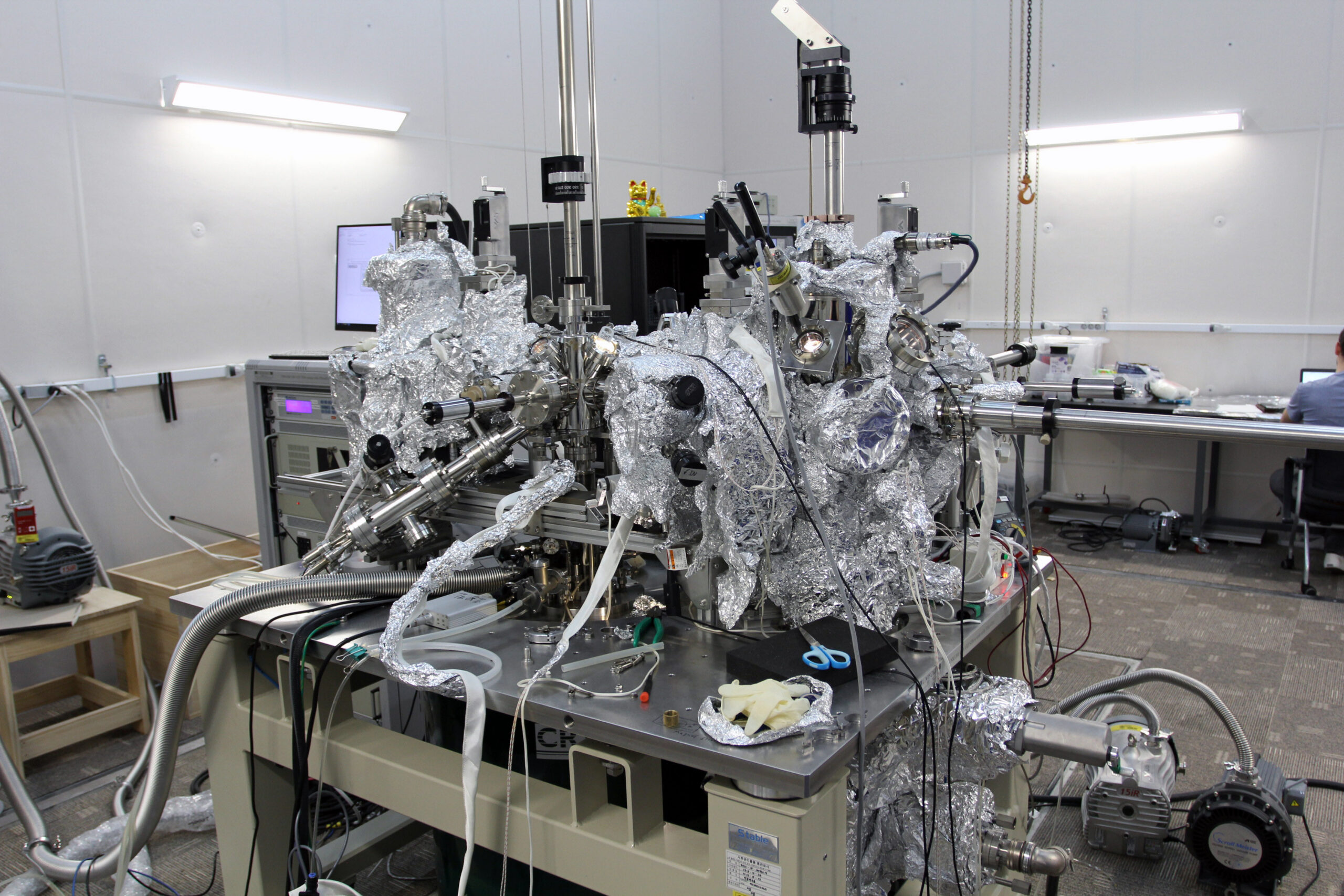 Sistema de ultra alto vacío con microscopio de efecto túnel (STM)