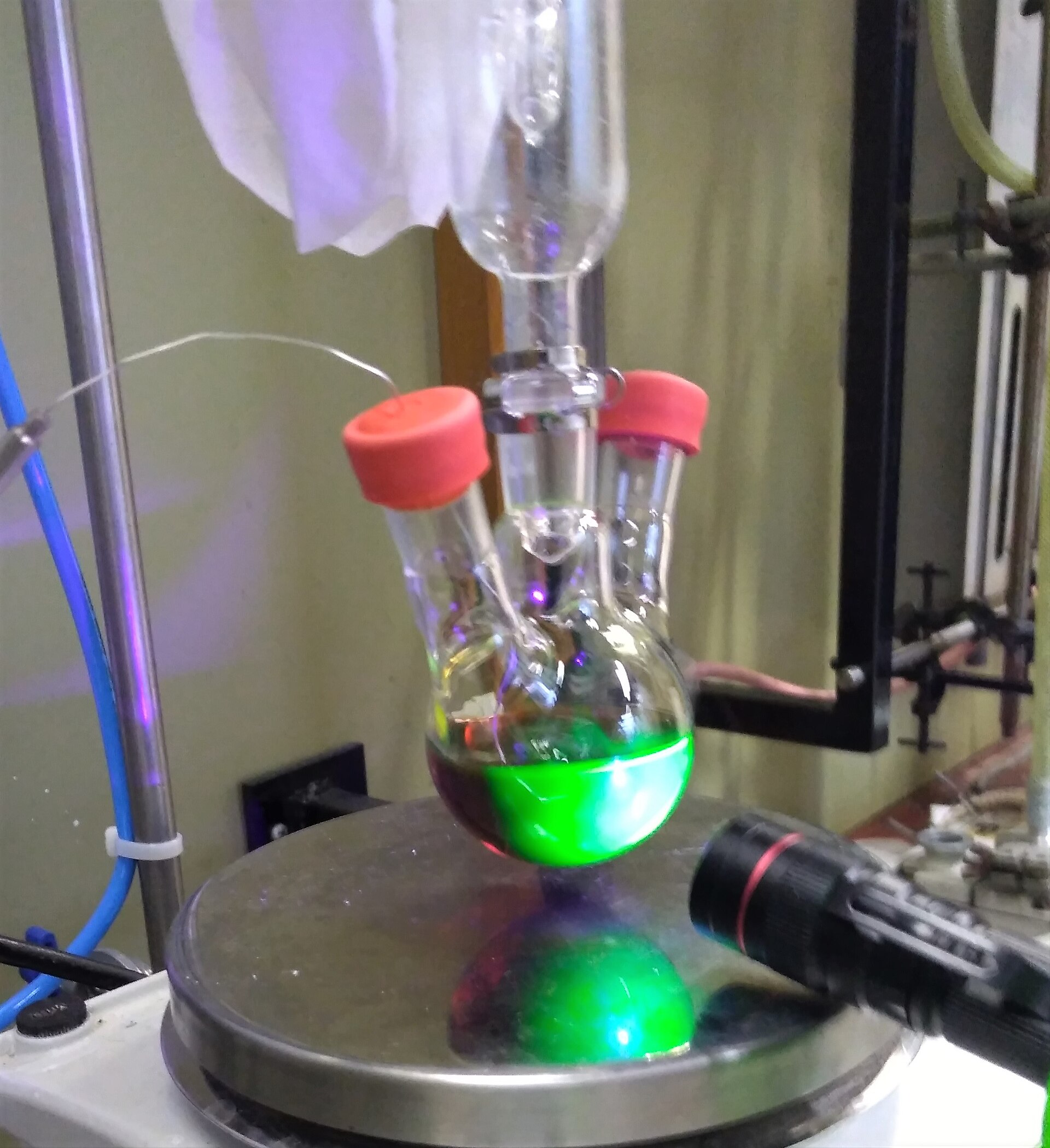 Nanoplaquetas de seleniuro de cadmio emitiendo en verde bajo luz ultravioleta