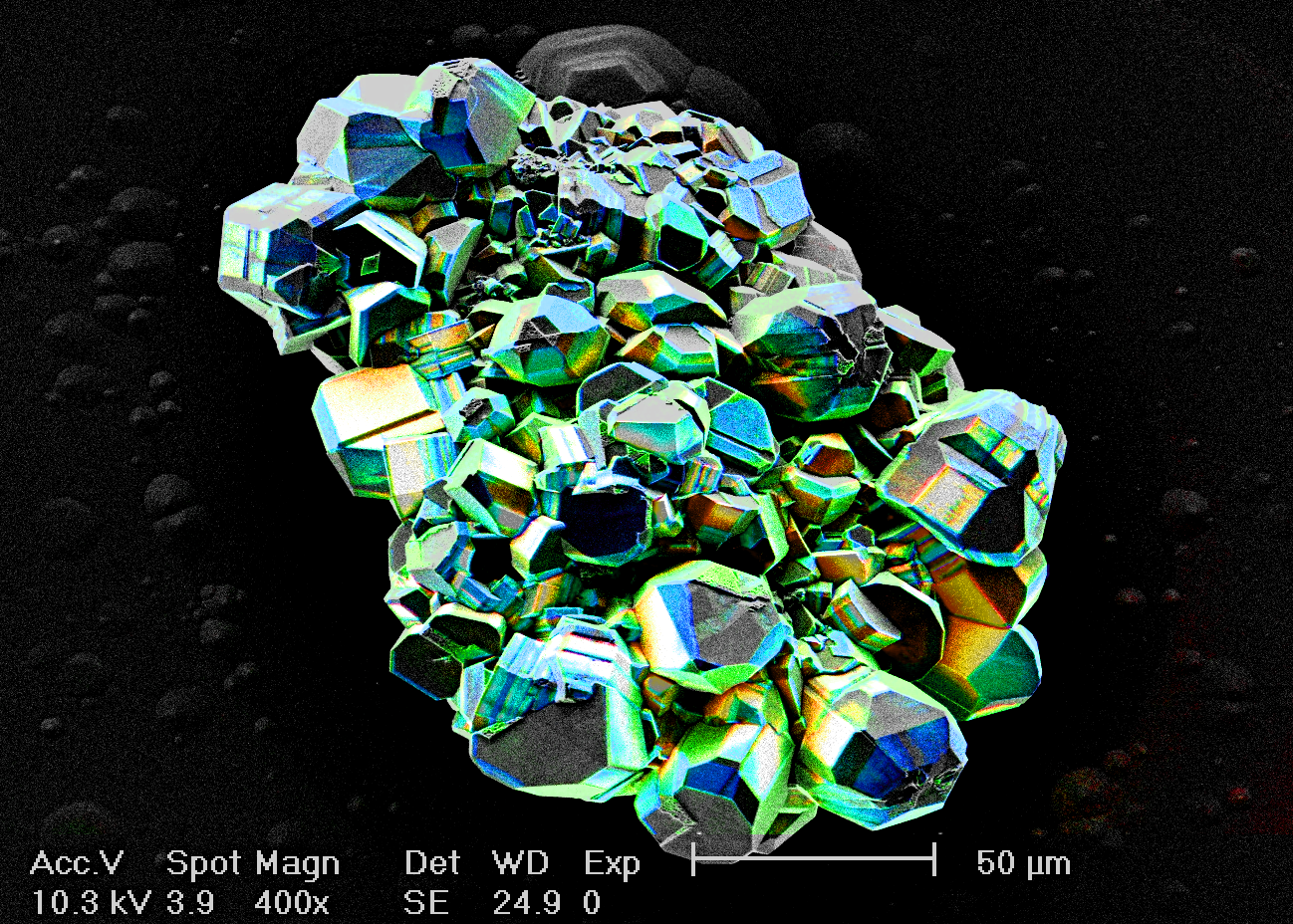 Catodoluminiscencia de cristales de nitruro de indio y galio en el microscopio electrónico de barrido
