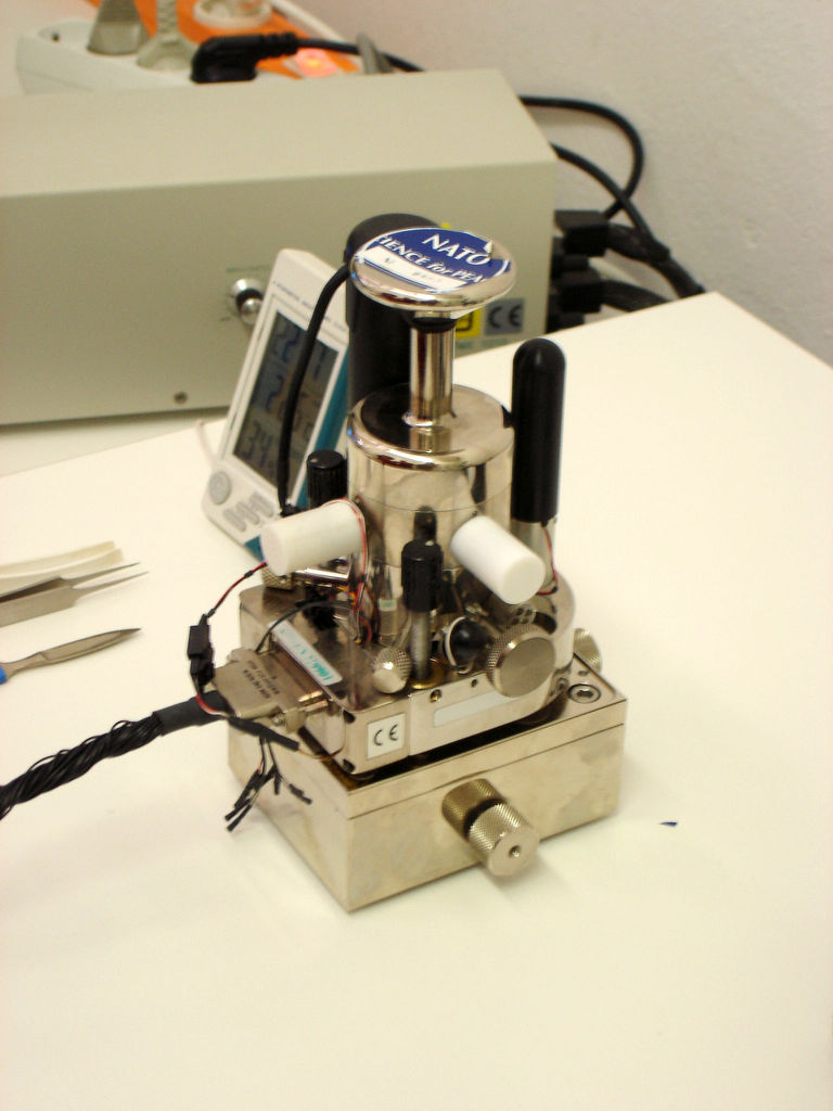 Cabezal de un microscopio de fuerza atómica de tipo Multimode