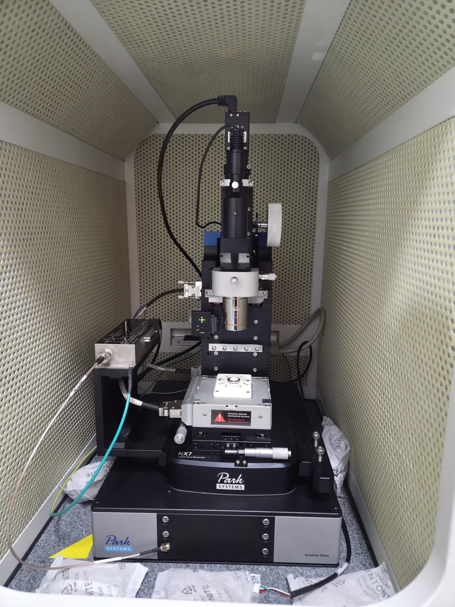 Microscopio de fuerza atómica dentro de su cabina de aislamiento acústico