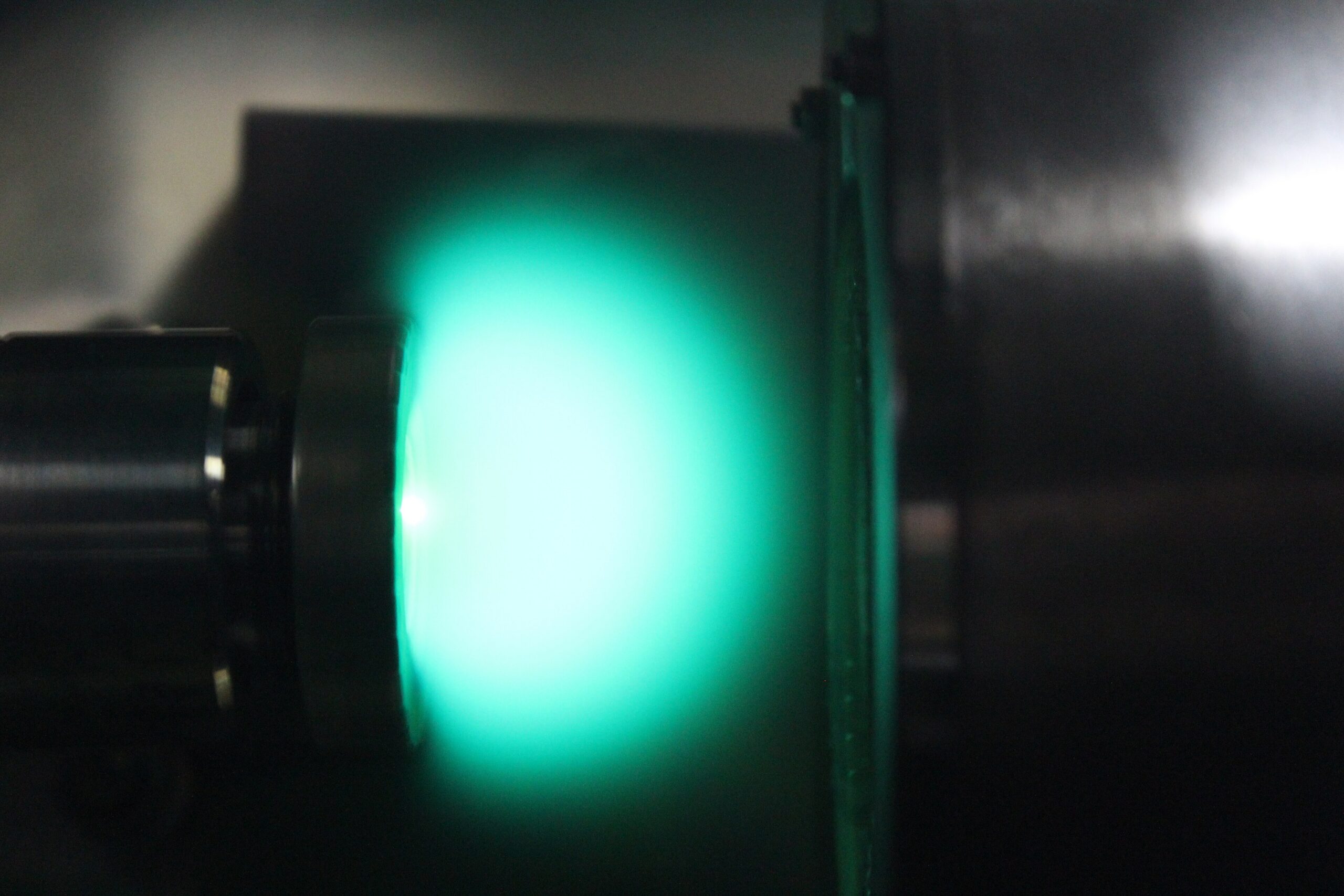 Plasma sobre un blanco de plata durante la pulverización catódica con magnetrón