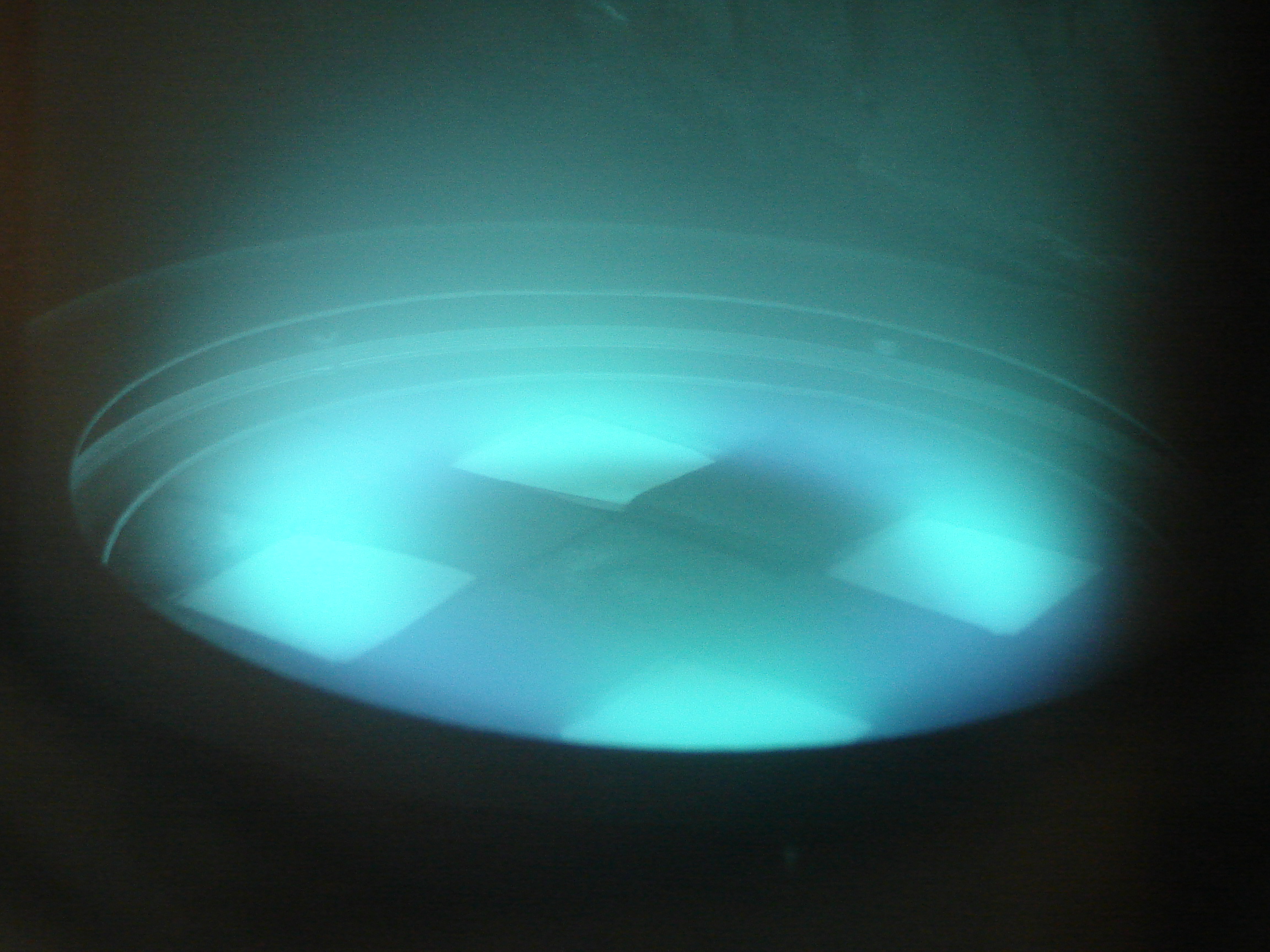 Plasma de argón sobre un blanco de cobre durante el depósito de una película