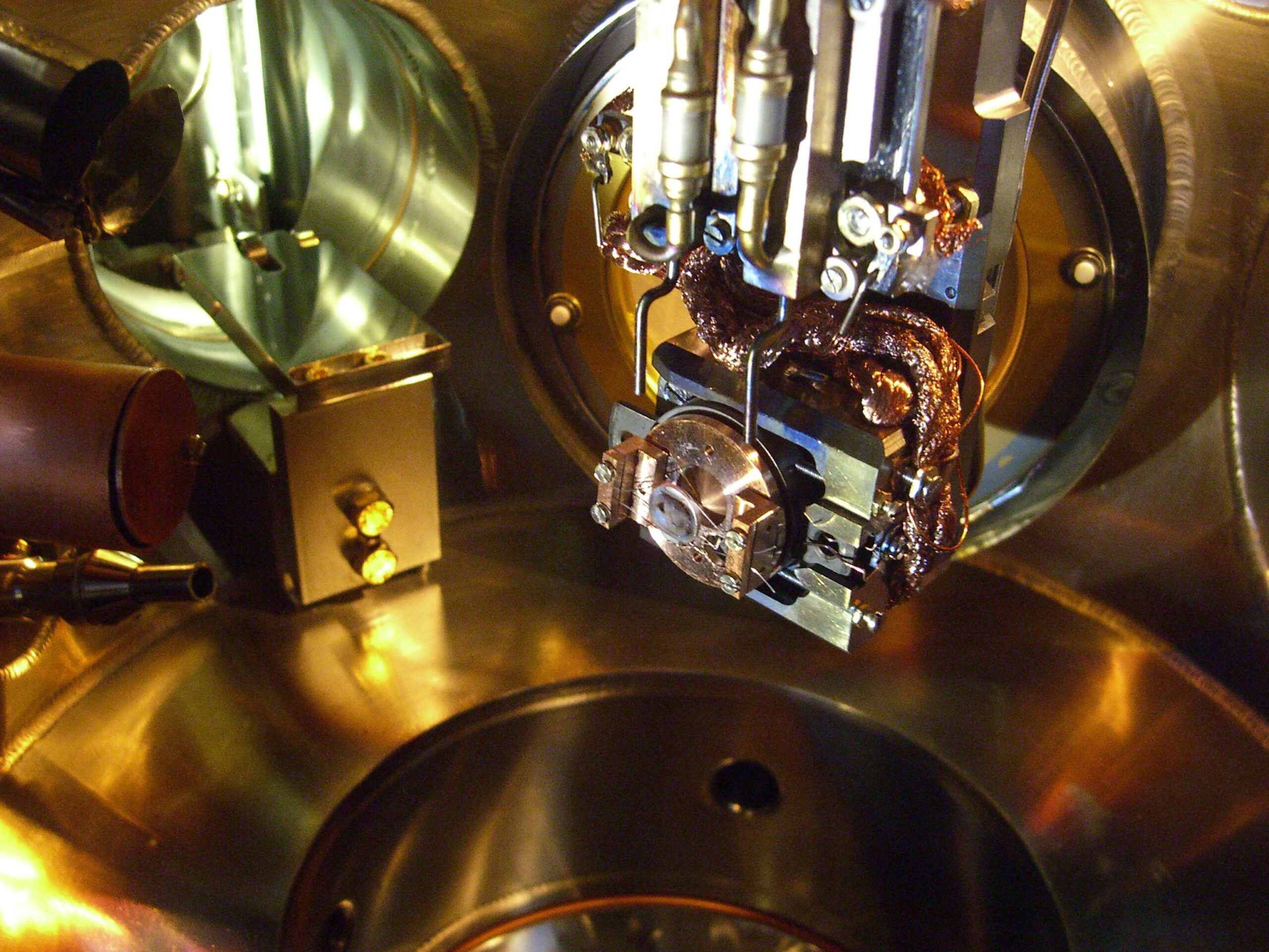 Interior de la cámara de análisis de un equipo de XPS