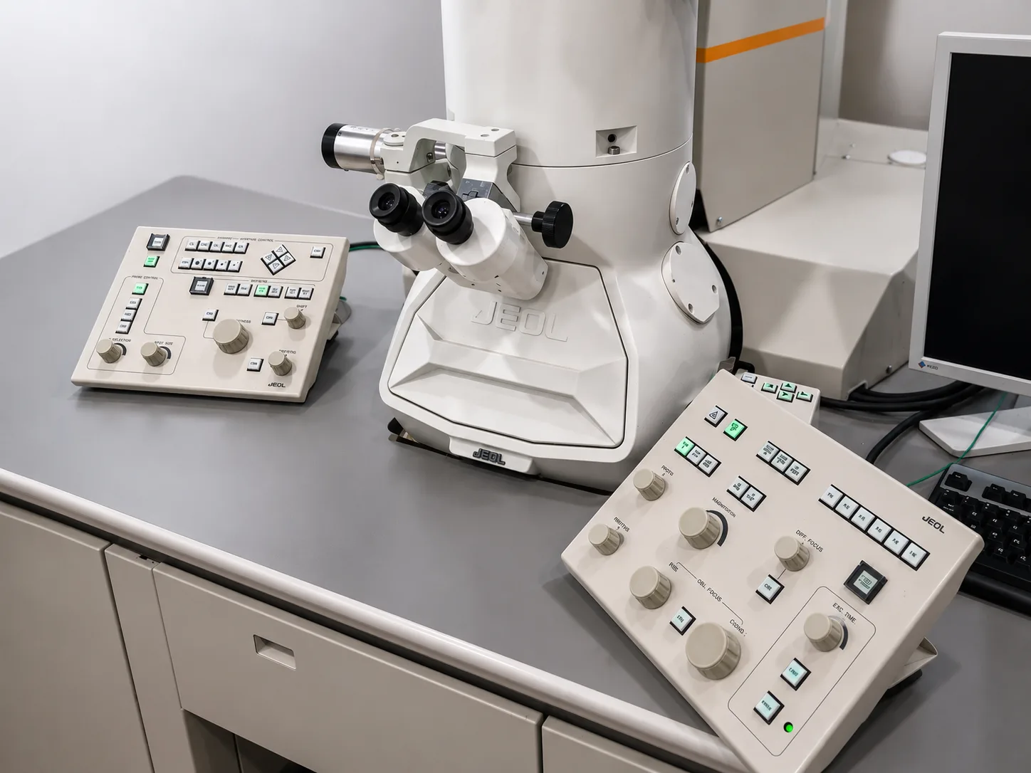 Microscopio electrónico de transmisión y barrido (STEM)